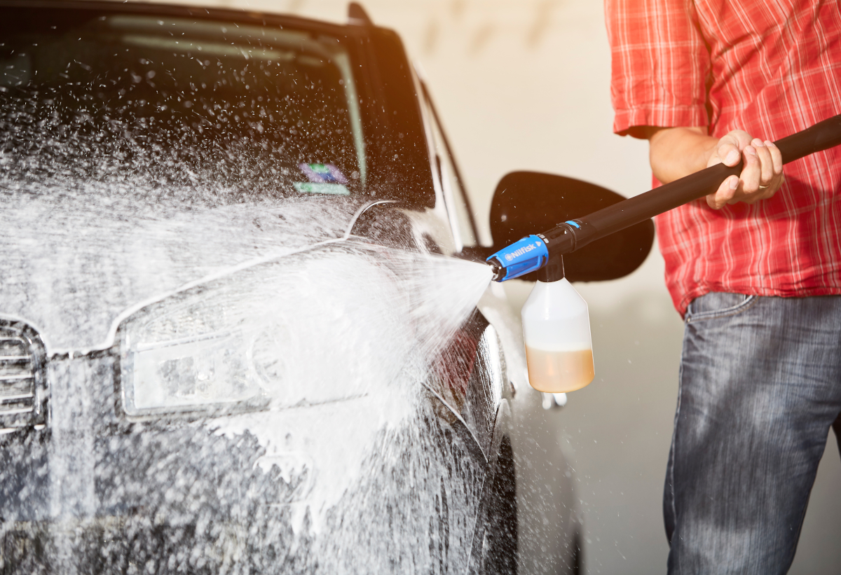 Απεικονίζεται ο καθαρισμός του αυτοκινήτου με το καθαριστικό Car Combi